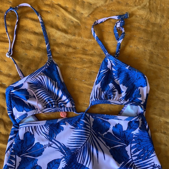 One piece - Picture 2 of 3